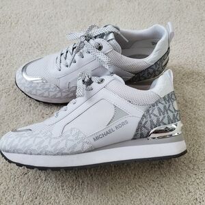 NWOT Michael Kors Wilma Mixed Media Trainer Sneakers Shoes Silver/ White sz6